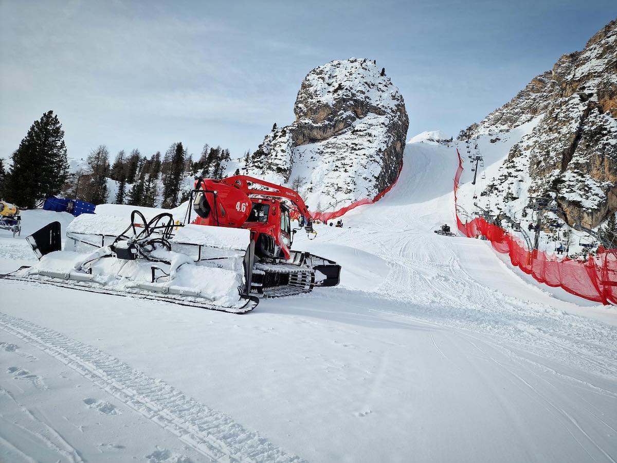 Preparazione pista Olimpia delle Tofane per la Coppa del Mondo di sci