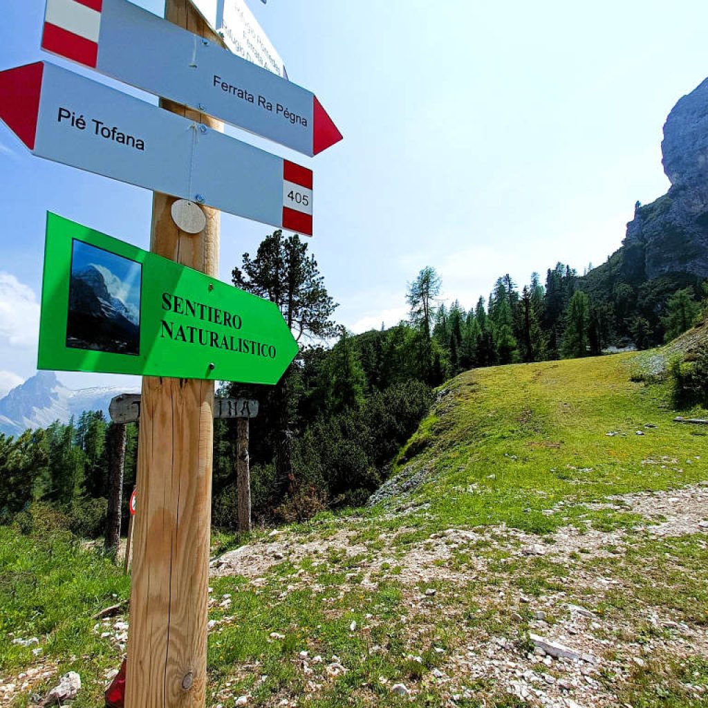 tabelle indicative di sentieri di montagna con montagna